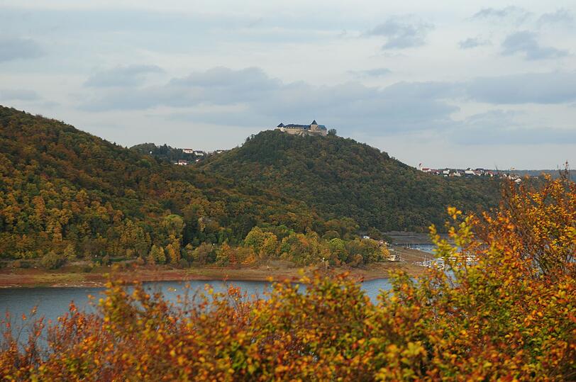 Hier steht eines der größten Buchenwaldgebiete Europas: im Nationalpark Kellerwald-Edersee in Hessen. Die rot-goldenen Baumkronen spiegeln sich eindrucksvoll im klaren Wasser des Sees. Auf Wegen wie dem Urwaldsteig wandert man mitten durch das leuchtende Naturschauspiel und erlebt Indian-Summer-Atmosphäre mitten in Deutschland - das perfekte Reiseziel für alle, die Ruhe und Natur suchen. Hier steht eines der größten Buchenwaldgebiete Europas: im Nationalpark Kellerwald-Edersee in Hessen. Die rot-goldenen Baumkronen spiegeln sich eindrucksvoll im klaren Wasser des Sees. Auf Wegen wie dem Urwaldsteig wandert man mitten durch das leuchtende Naturschauspiel und erlebt Indian-Summer-Atmosphäre mitten in Deutschland - das perfekte Reiseziel für alle, die Ruhe und Natur suchen.