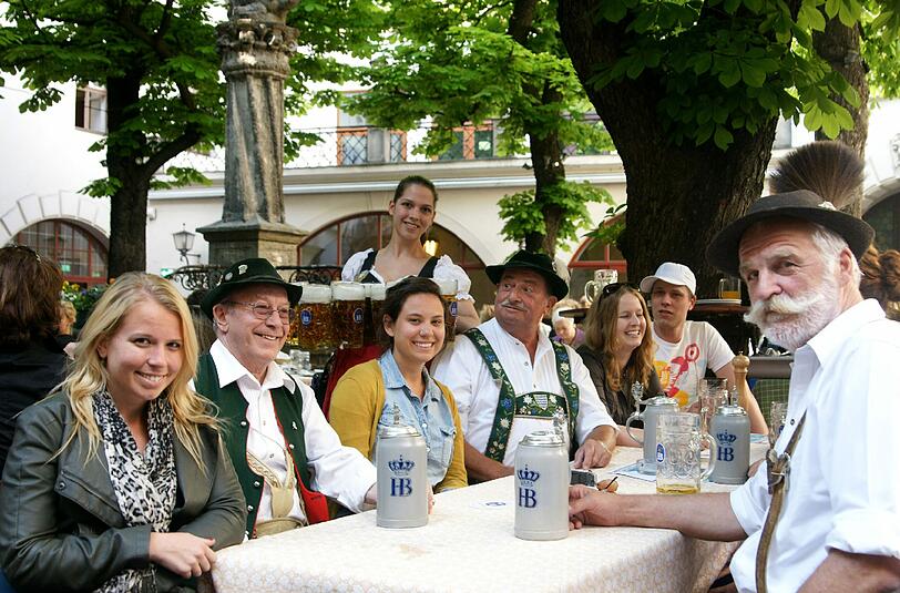 Der lauschige Biergarten im Hofbräuhaus: Auch Einheimische sitze hier gern, wie man sieht.