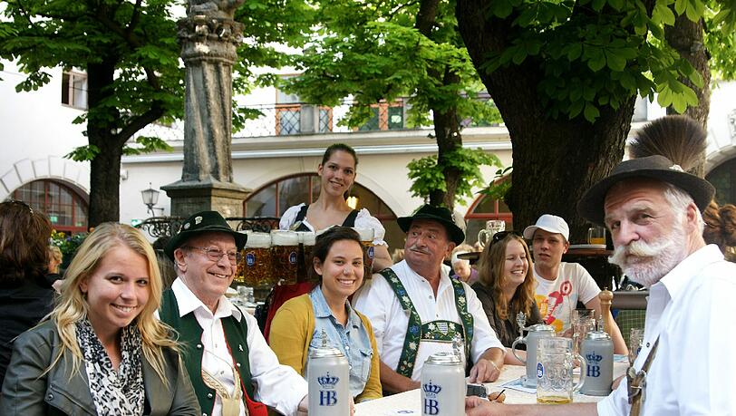 Der lauschige Biergarten im Hofbräuhaus: Auch Einheimische sitze hier gern, wie man sieht. Der lauschige Biergarten im Hofbräuhaus: Auch Einheimische sitze hier gern, wie man sieht.