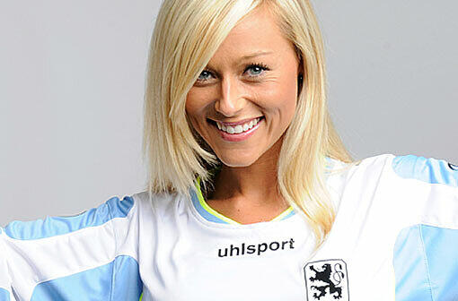 Dunkles Blau, weiß mit Neon-Gelb: Neues Design für die Löwen. Das Uhlsport-Trikot