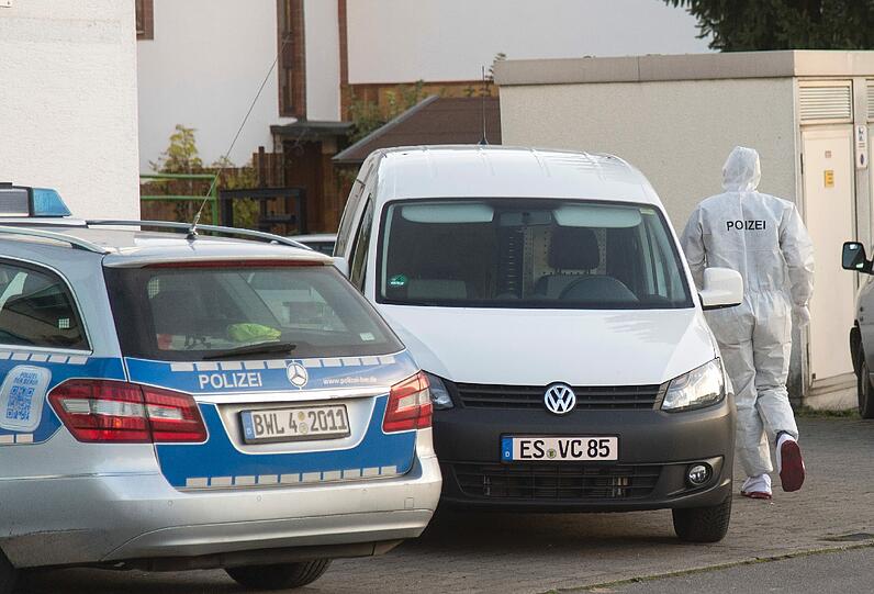 Nach dem Mord an zwei Mädchen in Köngen ist die Mutter verhaftet worden. Der Ort befindet sich im Schock-Zustand. Bilder von der Trauer und vom Tatort.