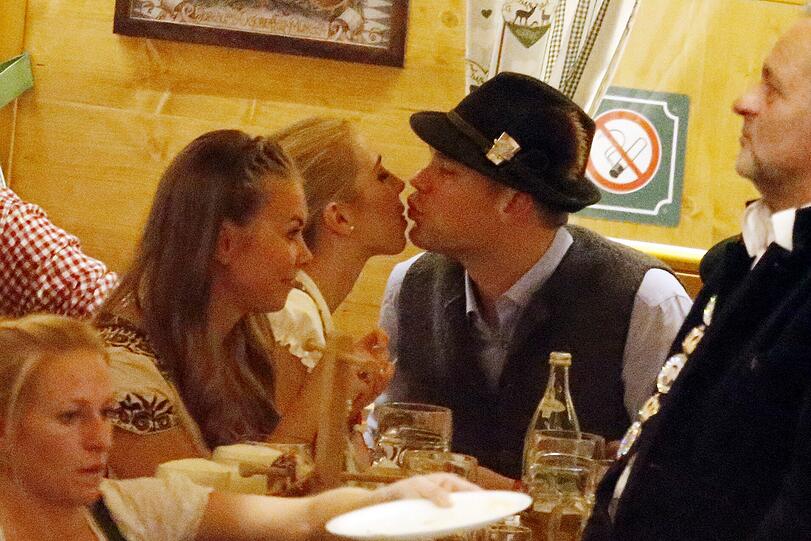 Manuel Neuer mit seiner Freundin Nina im Schützenzelt