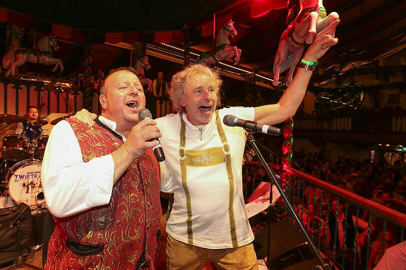 Mutiger Auftritt im Marstall: Thomas Gottschalk gibt seine Gesangskünste zum besten.