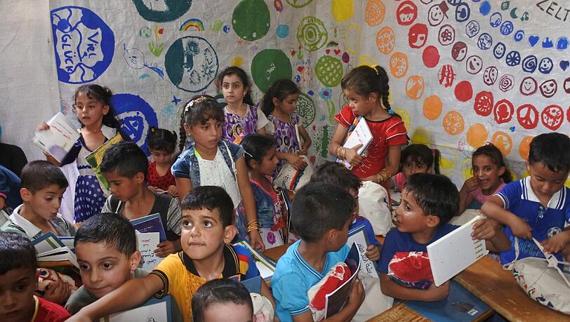 130 Kinder besuchen das Schulzelt an der syrischen Grenze. 130 Kinder besuchen das Schulzelt an der syrischen Grenze.