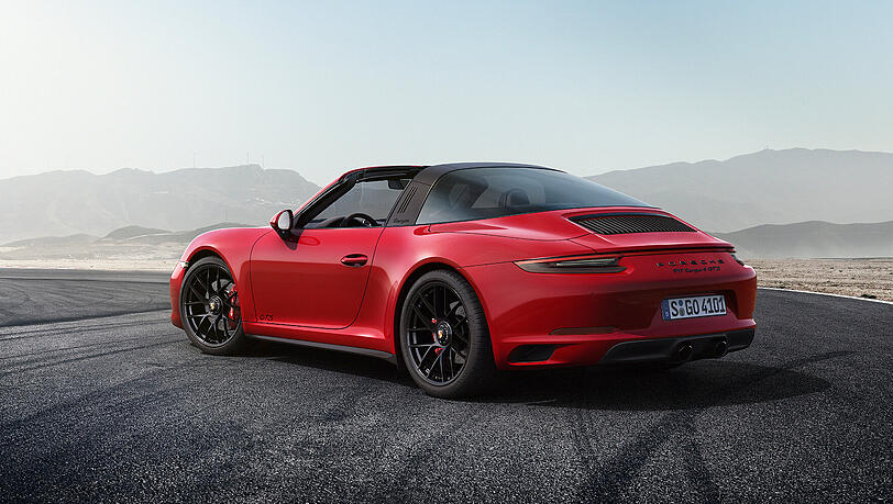 Der Überrollbügel ist bei den Targa-Versionen des neuen 911 GTS erstmals schwarz lackiert. Der Überrollbügel ist bei den Targa-Versionen des neuen 911 GTS erstmals schwarz lackiert.