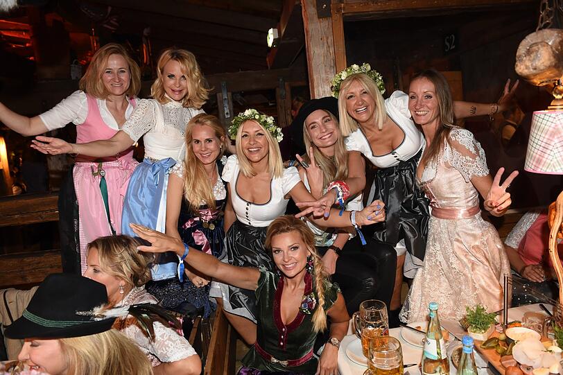 Ayse Auth und Schwester Hati mit Verena Ofarim, Renata Kochta, Nadja Anna Schaumburg Lippe, Katharina Lukacs, Sonja Kiefer, Belinda Gold und Sabine Piller