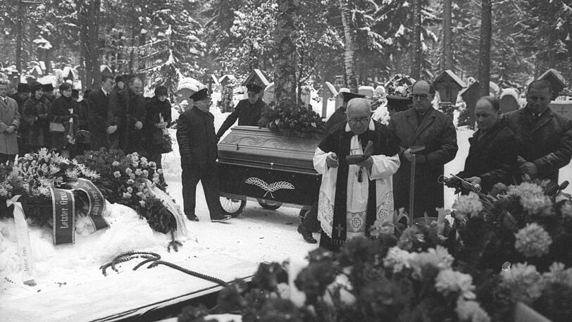 Der Herzempfänger Josef Zehner stirbt nur 27 Stunden nach der Operation, hier ein Bild von der Beerdigung.