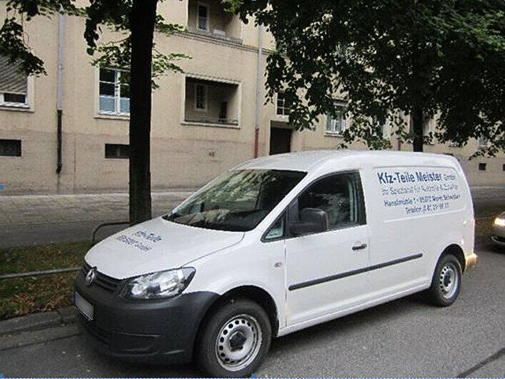 Mit diesem VW Caddy wurde ein 300-Kilo-Tresor aus einer Kfz-Firma entwendet. Wer hat den Wagen beobachtet?