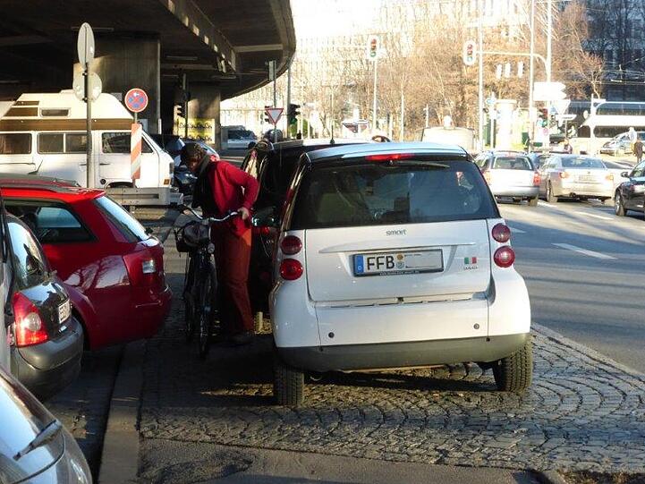 Ebenfalls nervt Radler und Fußgänger, dass auf dem Fuß/Radweg unter der Donnersberger Brücke Ostseite nord immer wieder Autos geparkt werden. Fußgänger und Radler müssen sich mühsam durchquetschen oder auf die Autofahrbahn ausweichen. Hier sollte die Stadt Poller aufstellen, die das Parken an dieser Stelle unmöglich machen.
