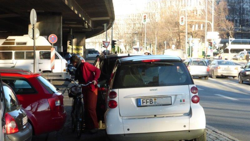 Ebenfalls nervt Radler und Fußgänger, dass auf dem Fuß/Radweg unter der Donnersberger Brücke Ostseite nord immer wieder Autos geparkt werden. Fußgänger und Radler müssen sich mühsam durchquetschen oder auf die Autofahrbahn ausweichen. Hier sollte die Stadt Poller aufstellen, die das Parken an dieser Stelle unmöglich machen. Ebenfalls nervt Radler und Fußgänger, dass auf dem Fuß/Radweg unter der Donnersberger Brücke Ostseite nord immer wieder Autos geparkt werden. Fußgänger und Radler müssen sich mühsam durchquetschen oder auf die Autofahrbahn ausweichen. Hier sollte die Stadt Poller aufstellen, die das Parken an dieser Stelle unmöglich machen.