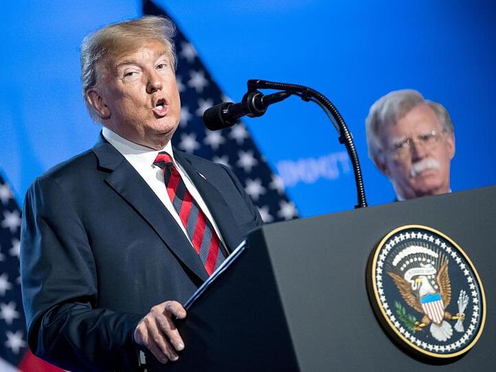 Der damalige Sicherheitsberater John Bolton (r) steht während einer Pressekonferenz neben US-Präsident Donald Trump (Archiv).