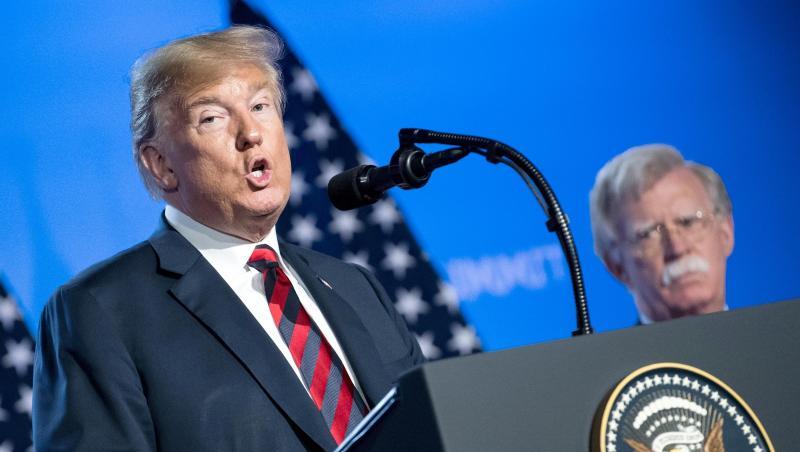 Der damalige Sicherheitsberater John Bolton (r) steht während einer Pressekonferenz neben US-Präsident Donald Trump (Archiv). Der damalige Sicherheitsberater John Bolton (r) steht während einer Pressekonferenz neben US-Präsident Donald Trump (Archiv).