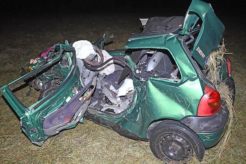 Der Kleinstwagen war frontal mit einem Golf zusammengestoßen.