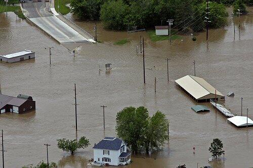 Die Wassermassen überfluten Häuser und einen Highway in Viola, Wisconsin