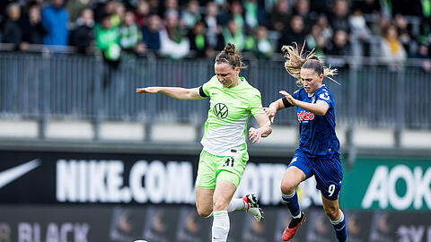 Marina Hegering im Zweikampf mit Jill Janssens von der TSG Hoffenheim.