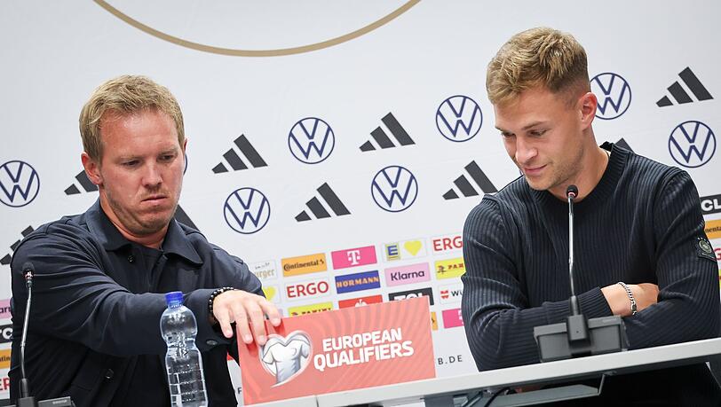 Joshua Kimmich (r) macht sich über die Transfersummen im Fußball seine Gedanken.
