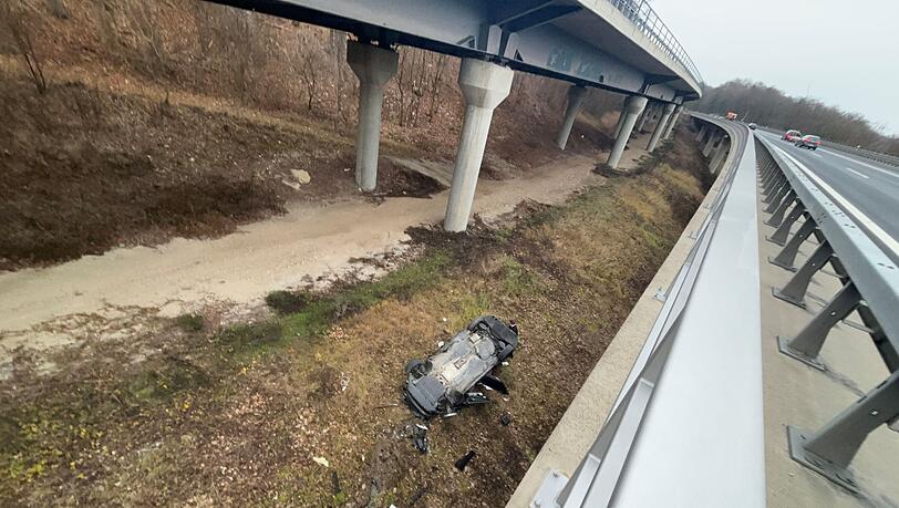 Die Einsatzkräfte eilten zu dem Unfallort. Das Auto war etwa zehn Meter in die Tiefe gestürzt. (Symbolbild) Die Einsatzkräfte eilten zu dem Unfallort. Das Auto war etwa zehn Meter in die Tiefe gestürzt. (Symbolbild)