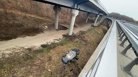 Die Einsatzkr&auml;fte eilten zu dem Unfallort. Das Auto war etwa zehn Meter in die Tiefe gest&uuml;rzt. (Symbolbild)