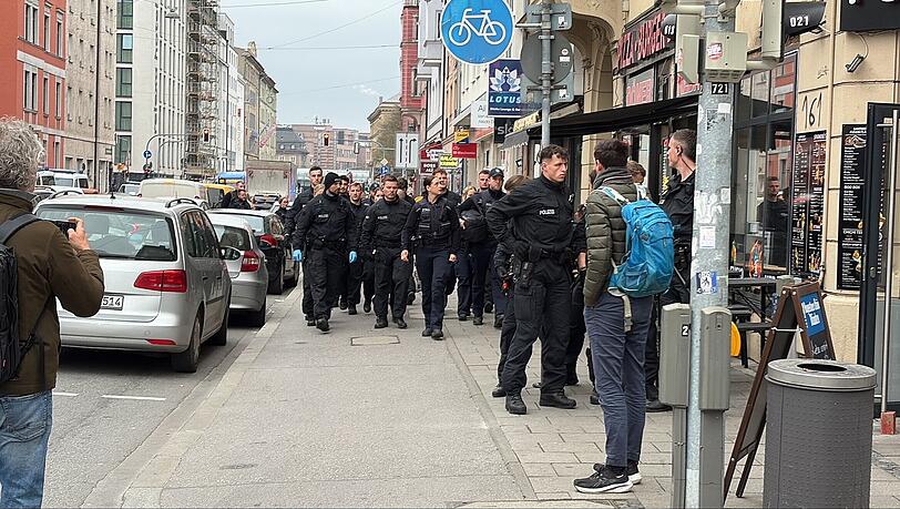 Hunderte Polizisten und Zollbeamte sind im Einsatz – Geschäfte im Viertel werden systematisch überprüft. Hunderte Polizisten und Zollbeamte sind im Einsatz – Geschäfte im Viertel werden systematisch überprüft.