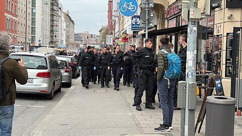 Hunderte Polizisten und Zollbeamte sind im Einsatz &ndash; Gesch&auml;fte im Viertel werden systematisch &uuml;berpr&uuml;ft.