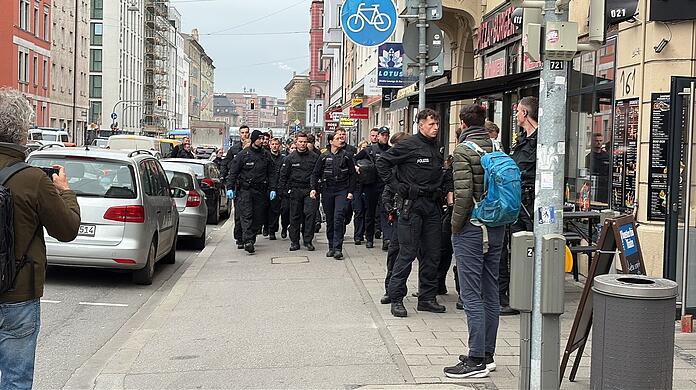 Hunderte Polizisten und Zollbeamte sind im Einsatz &ndash; Gesch&auml;fte im Viertel werden systematisch &uuml;berpr&uuml;ft.