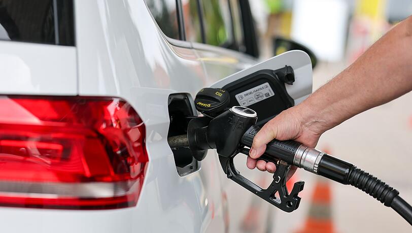 Autofahrer sollen vom Tankrabatt profitieren. (Symbolbild)