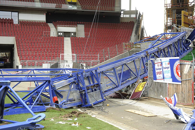 Die Fußball-Arena wird zurzeit umgebaut. Offensichtlich war an dem
Baukran ein Ausleger abgebrochen, dadurch sei auch die Führerkabine
mit in die Tiefe gerissen worden, sagte ein Polizeisprecher.