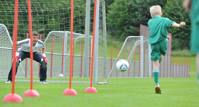 Der Fußball-Nationalspieler Thomas Müller wird als Botschafter in den nächsten Jahren das Jugendprojekt &bdquo;YoungWings&ldquo; unterstützen.