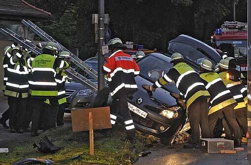 Eine 57-Jährige ist am Samstagmorgen aus bisher ungeklärter Ursache auf der Planegger Straße in einen Laternenmast gerast. Die Feuerwehr musste die Frau aus dem Auto befreien.