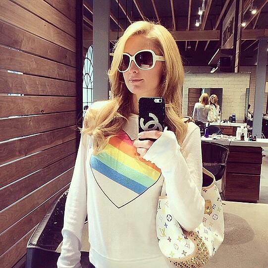 Über Geschmack lässt sich ja bekanntlich streiten: Paris Hilton in einem farbenfrohen Pullover