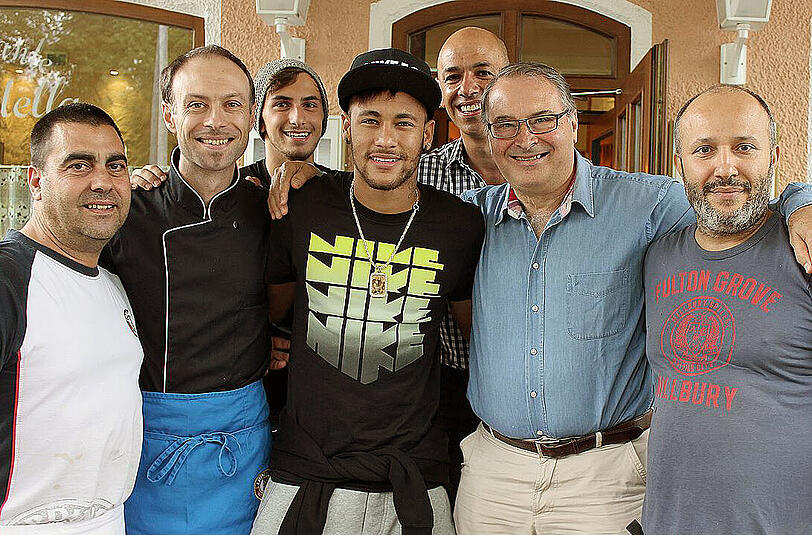Der Weltstar Neymar in Erding (von links nach rechts): José Antonio Mota Salgueiro, Vincenzo Giordano, Giovanni Santoianni, Neymar, Roberto Angelis, Gino Saletta und Pietro Curto.