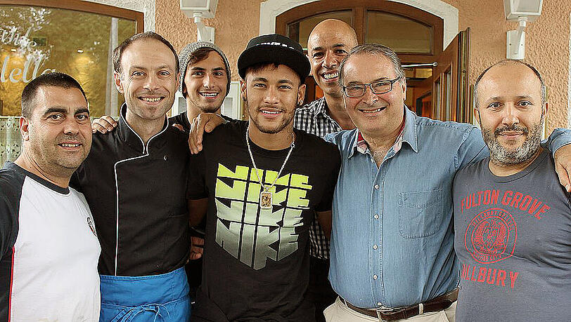 Der Weltstar Neymar in Erding (von links nach rechts): José Antonio Mota Salgueiro, Vincenzo Giordano, Giovanni Santoianni, Neymar, Roberto Angelis, Gino Saletta und Pietro Curto. Der Weltstar Neymar in Erding (von links nach rechts): José Antonio Mota Salgueiro, Vincenzo Giordano, Giovanni Santoianni, Neymar, Roberto Angelis, Gino Saletta und Pietro Curto.