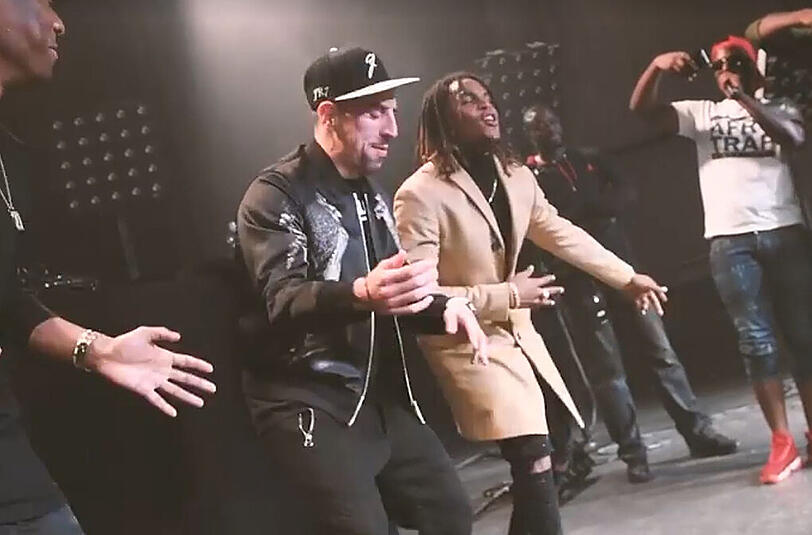 Die drei Bayern-Stars bewegen sich gekonnt zu den Hip-Hop-Rhythmen.
