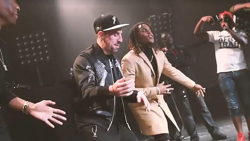 Die drei Bayern-Stars bewegen sich gekonnt zu den Hip-Hop-Rhythmen. Die drei Bayern-Stars bewegen sich gekonnt zu den Hip-Hop-Rhythmen.