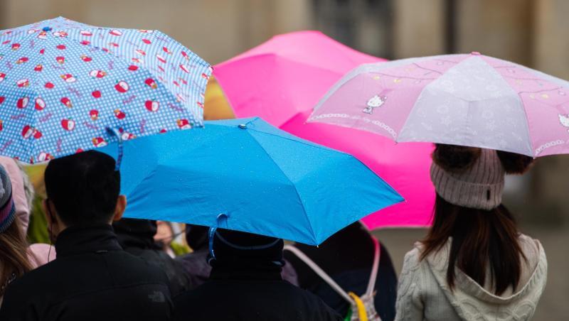 Menschen gehen mit Regenschirmen durch die Innenstadt. Foto: Robert Michael/dpa-Zentralbild/dpa/Symbolbild Menschen gehen mit Regenschirmen durch die Innenstadt. Foto: Robert Michael/dpa-Zentralbild/dpa/Symbolbild