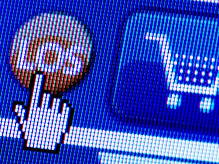 Ein Ausschnitt aus der Internetseite eines Online-Shops ist auf einem Bildschirm zu sehen. Foto: Arno Burgi/Archiv