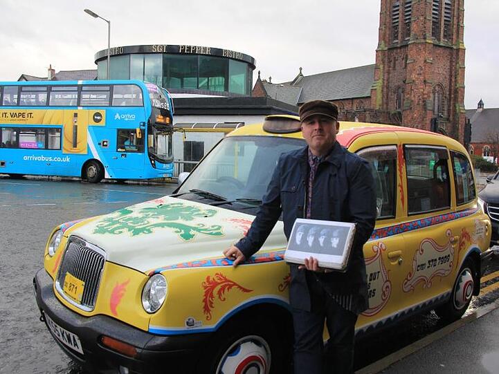Ian Doyle mit seinem "psychedelischen Taxi in John-Lennon-Farben".