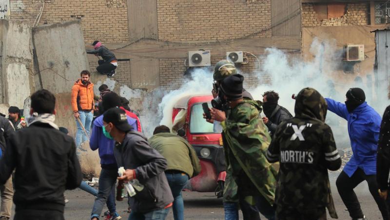 Rauch und Tränengas steigen bei Zusammenstößen zwischen Demonstranten und Sicherheitskräften in Bagdad auf. Rauch und Tränengas steigen bei Zusammenstößen zwischen Demonstranten und Sicherheitskräften in Bagdad auf.