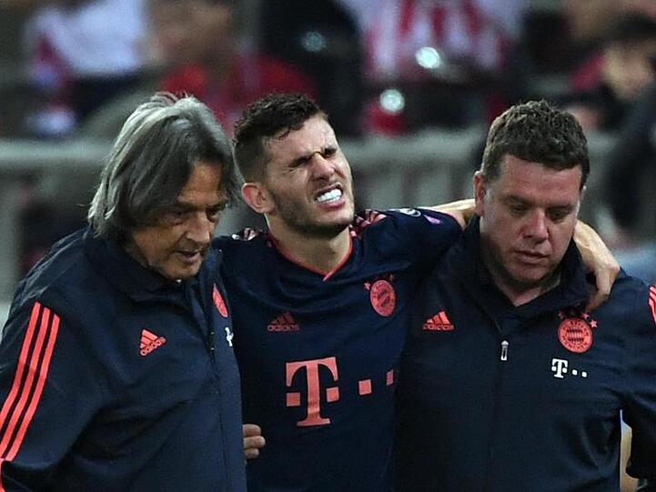 Lucas Hernandez von München wird verletzt vom Platz geführt. Foto: Sven Hoppe/dpa/Archiv