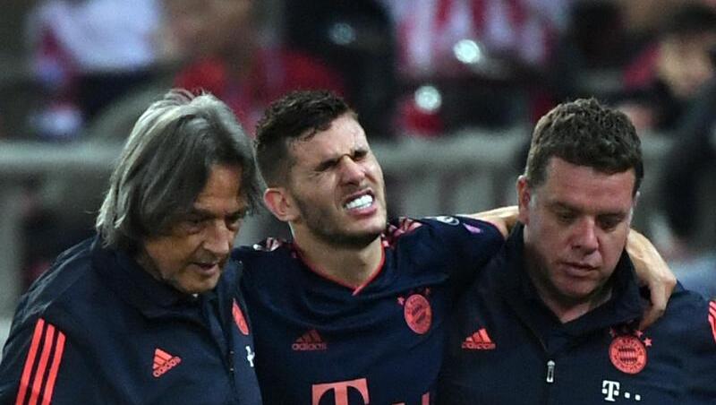 Lucas Hernandez von München wird verletzt vom Platz geführt. Foto: Sven Hoppe/dpa/Archiv Lucas Hernandez von München wird verletzt vom Platz geführt. Foto: Sven Hoppe/dpa/Archiv