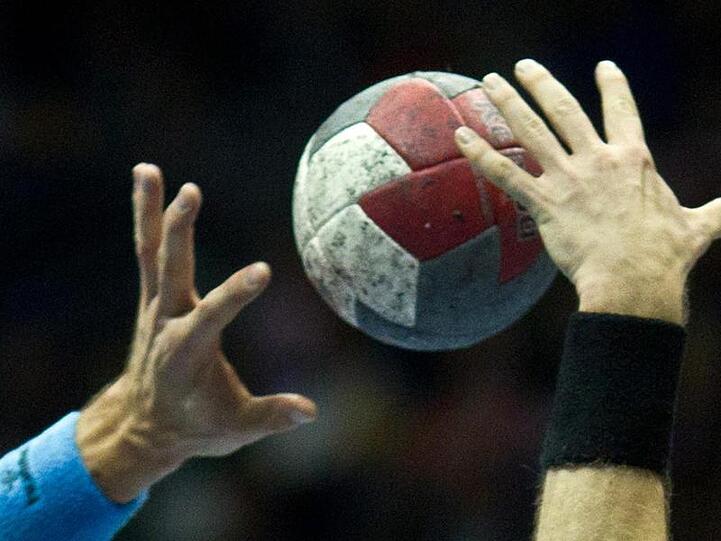 Handbal-Spieler in Aktion. Foto: Jens Wolf/dpa-Zentralbild/dpa/Symbolbild