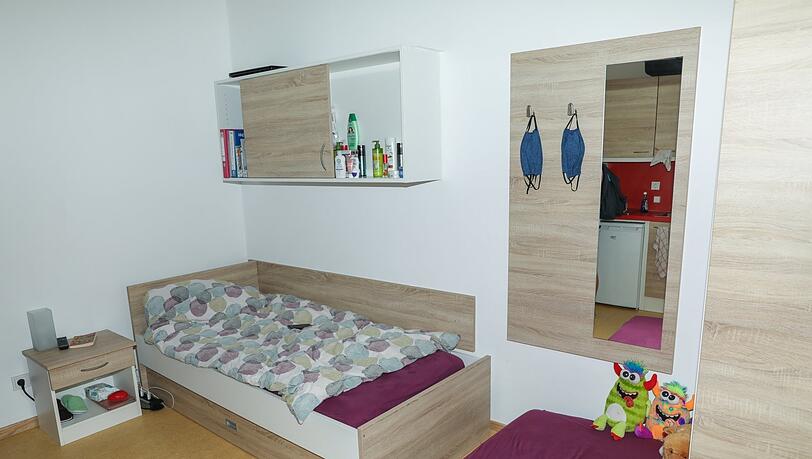 Ein Bett, ein paar Kinderbücher im Regal, zwei aufeinander gestapelte Matratzen für die zwei kleinen Töchter. So sieht Hanna A.s Zimmer aus. Ein Bett, ein paar Kinderbücher im Regal, zwei aufeinander gestapelte Matratzen für die zwei kleinen Töchter. So sieht Hanna A.s Zimmer aus.