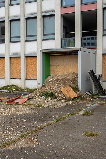 Als Schutz vor illegalen Zutrittten wurden die Zugänge zugeschüttet und verbarrikadiert.