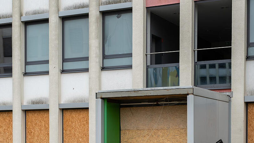 Als Schutz vor illegalen Zutrittten wurden die Zugänge zugeschüttet und verbarrikadiert. Als Schutz vor illegalen Zutrittten wurden die Zugänge zugeschüttet und verbarrikadiert.