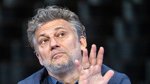 Jonas Kaufmann spricht offen über Schulterklopfer: So denkt der Tenor über sie.