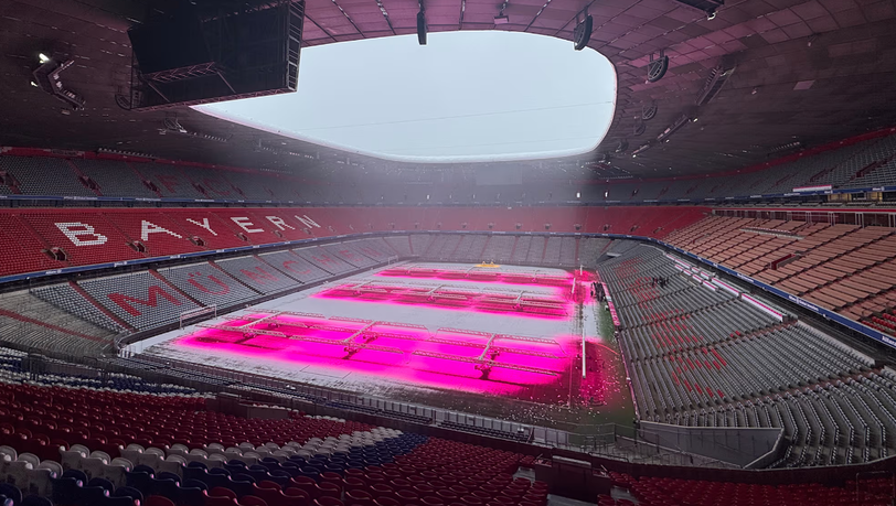 In der Allianz Arena kamen spezielle Rasenlampen zum Einsatz, um den Platz von Schnee und Eis zu befreien.