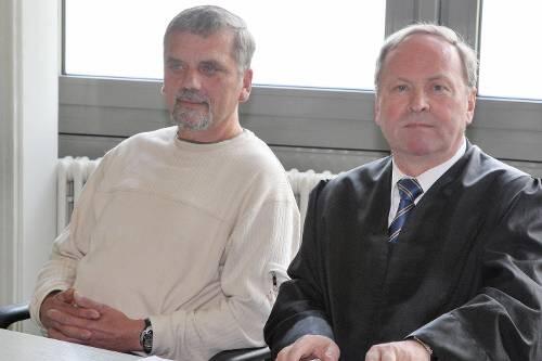 &bdquo;Ich hab&rsquo; nichts bemerkt&ldquo;: Der wegen Unfallflucht angeklagte Fahrer Werner V. (56) mit seinem Verteidiger Bernd Legal.