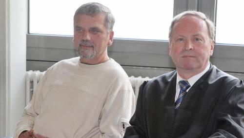 „Ich hab’ nichts bemerkt“: Der wegen Unfallflucht angeklagte Fahrer Werner V. (56) mit seinem Verteidiger Bernd Legal. „Ich hab’ nichts bemerkt“: Der wegen Unfallflucht angeklagte Fahrer Werner V. (56) mit seinem Verteidiger Bernd Legal.