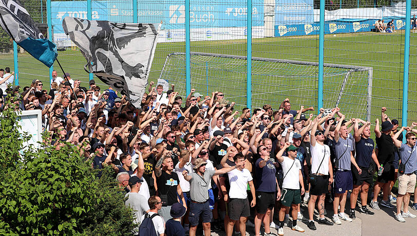 Kamen gesammelt am Trainingsgelände an: Die Anhänger des TSV 1860. Kamen gesammelt am Trainingsgelände an: Die Anhänger des TSV 1860.