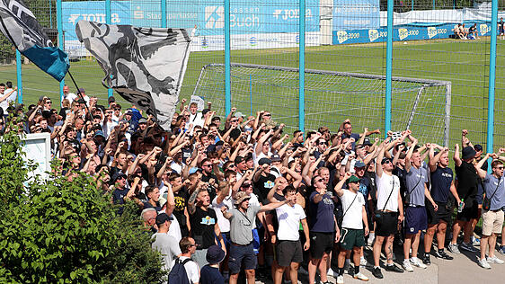 Kamen gesammelt am Trainingsgel&auml;nde an: Die Anh&auml;nger des TSV 1860.